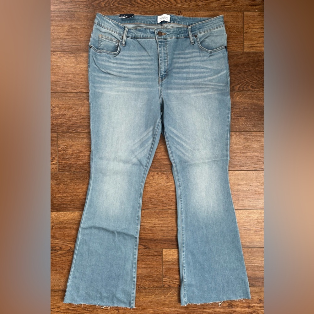 NWT Crown & Ivy High Rise, Flare, Raw Hem, Light Wash Jeans 16W